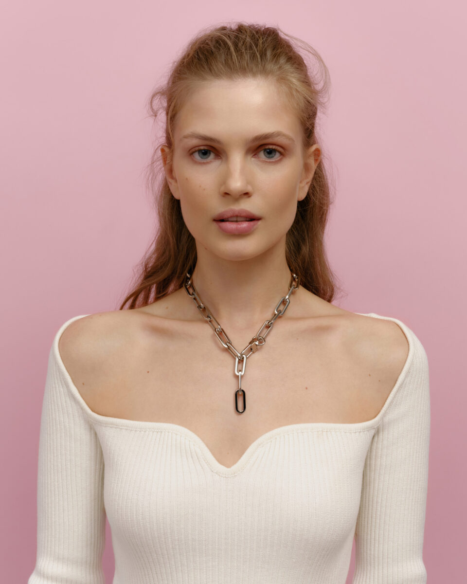 collana sotto il vestito