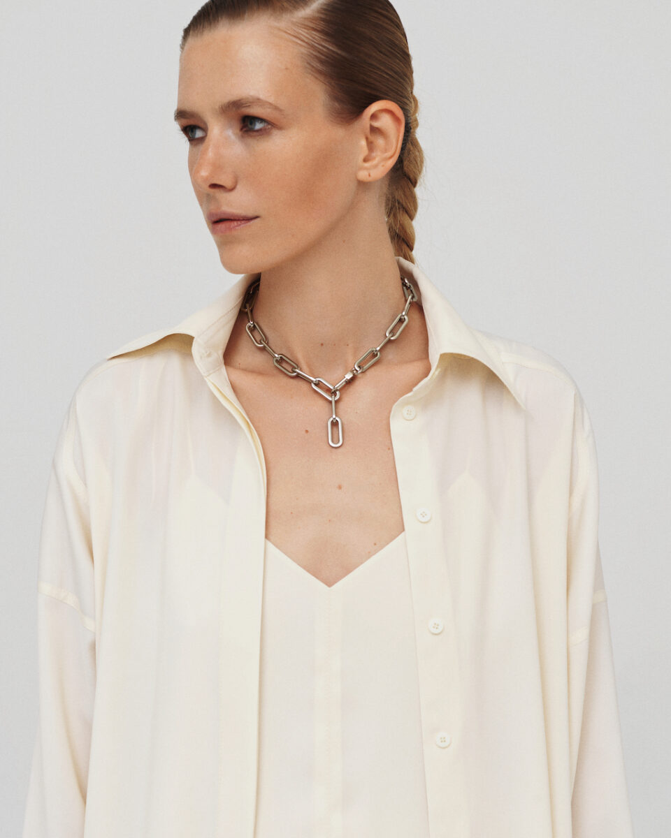 collana sotto la camicia
